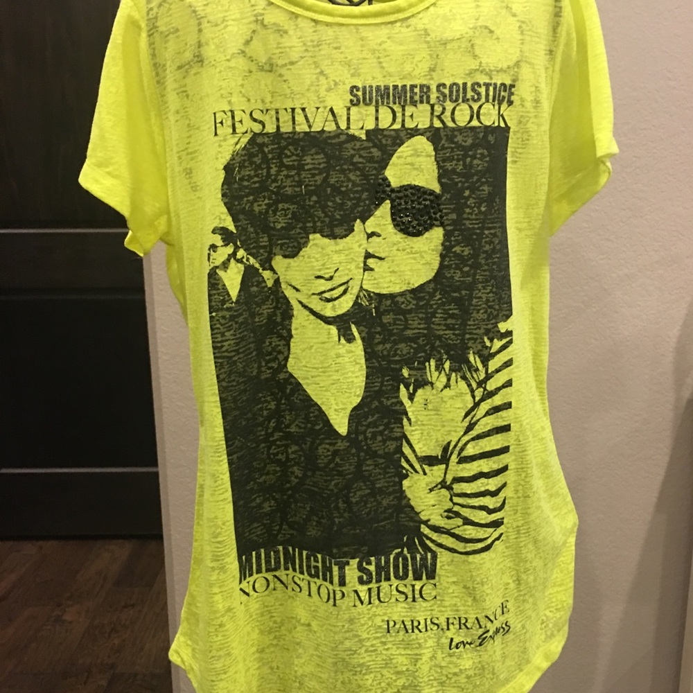 Express women’s tee